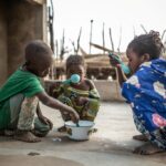 Un bambino su sei vive in condizioni di estrema povertà e con la pandemia questa cifra aumenterà