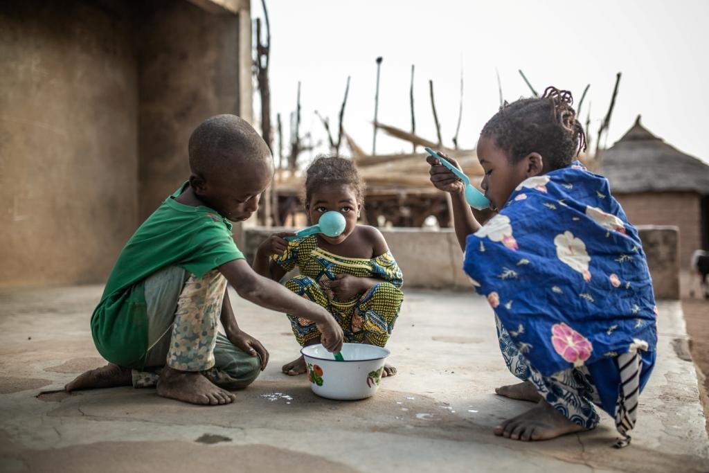 Un bambino su sei vive in condizioni di estrema povertà e con la pandemia questa cifra aumenterà