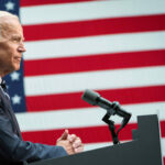 Biden, la democrazia sotto attacco in America e Europa. Dobbiamo difenderla, l’autocrazia non deve prevalere